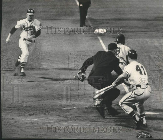 1960 Press Photo Braves' Mel Roach Makes A Wide Turn Toward Home In Baseball - Historic Images