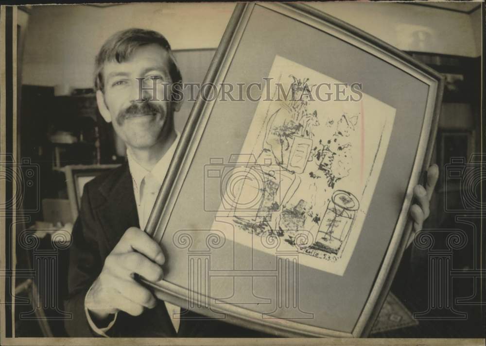 1975 Press Photo Art broker David Burrows displaying a Picasso lithograph, Reno - Historic Images