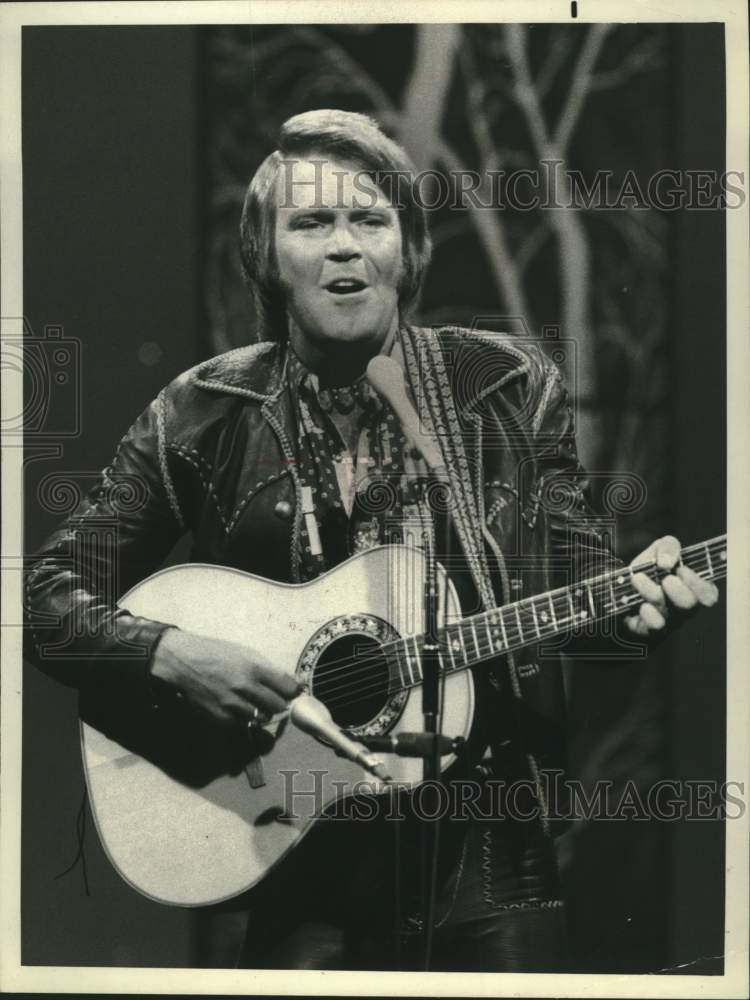 1975 Press Photo Glen Campbell Entertains TV Viewers on &quot;The Midnight Special&quot; - Historic Images