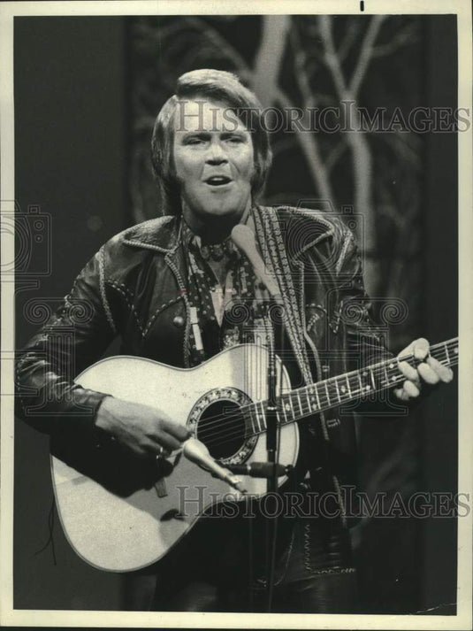 1975 Press Photo Glen Campbell Entertains TV Viewers on "The Midnight Special" - Historic Images