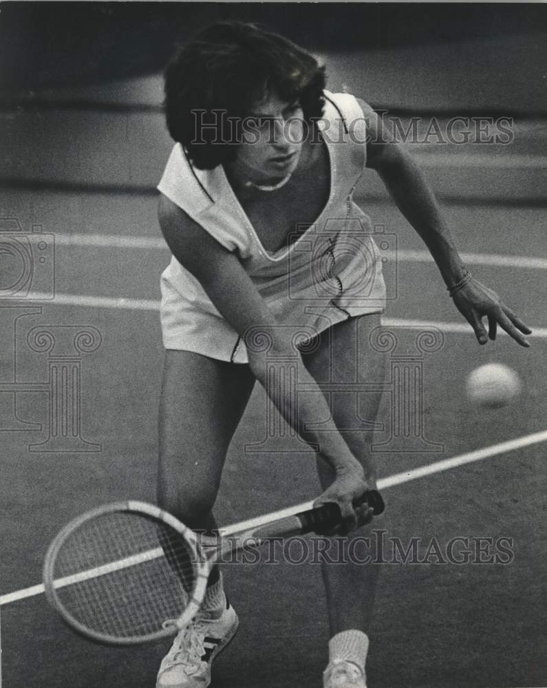 1978 Press Photo Tennis Player Virginia Wade returns ball during Milwaukee match- Historic Images
