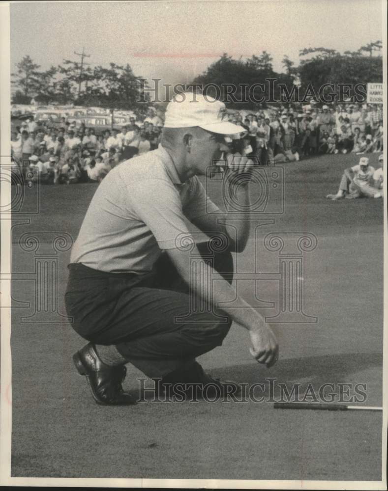 1959 Press Photo Golfer Gene Littler studies a side hill lie - mjx89782- Historic Images