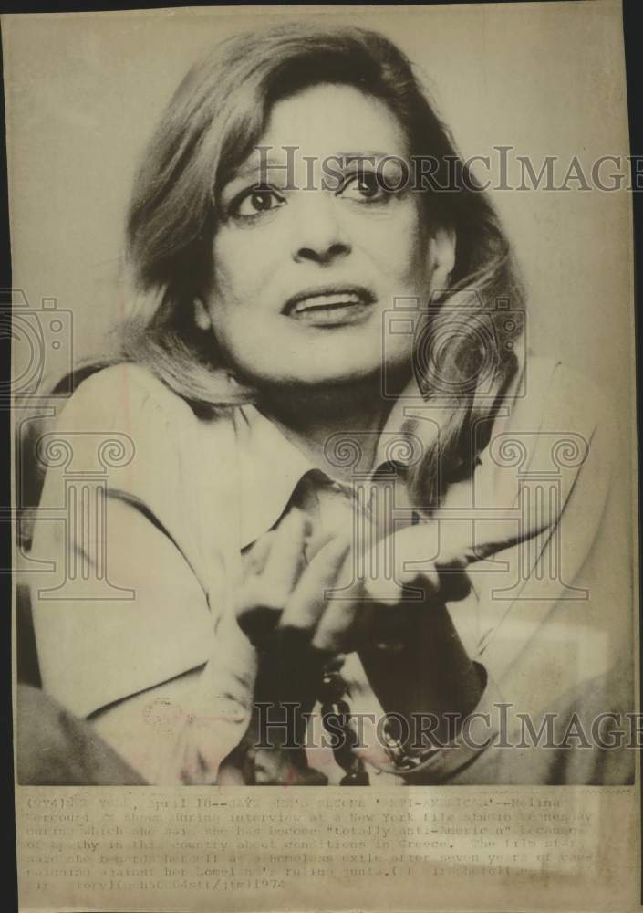 1974 Press Photo Actress Melina Mercouri gives interview in New York. - Historic Images