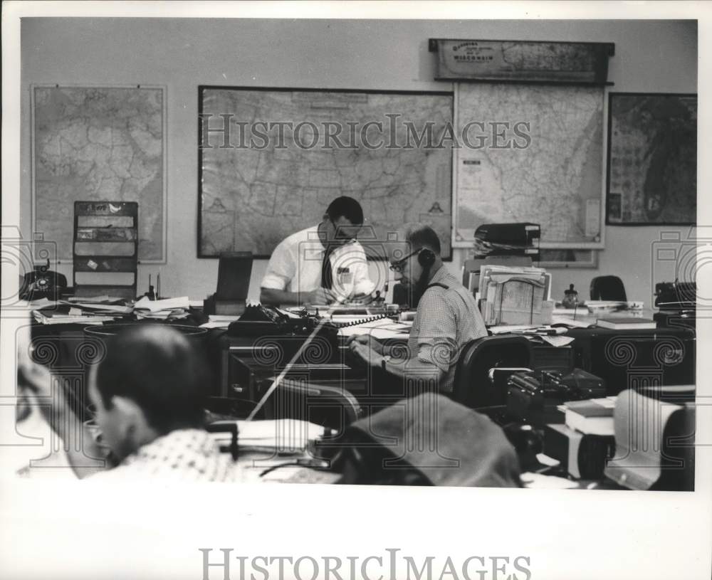 1964 Press Photo The Milwaukee Journal room during elections - Historic Images