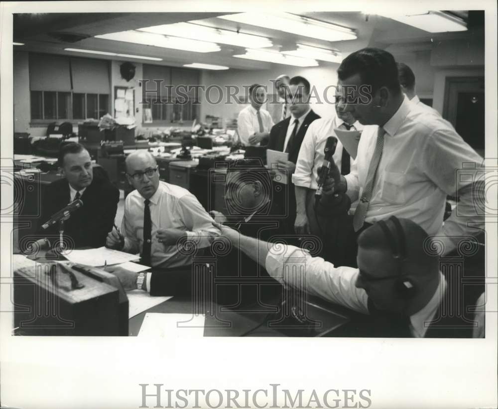 1964 Press Photo The Milwaukee Journal election headquarters - Historic Images