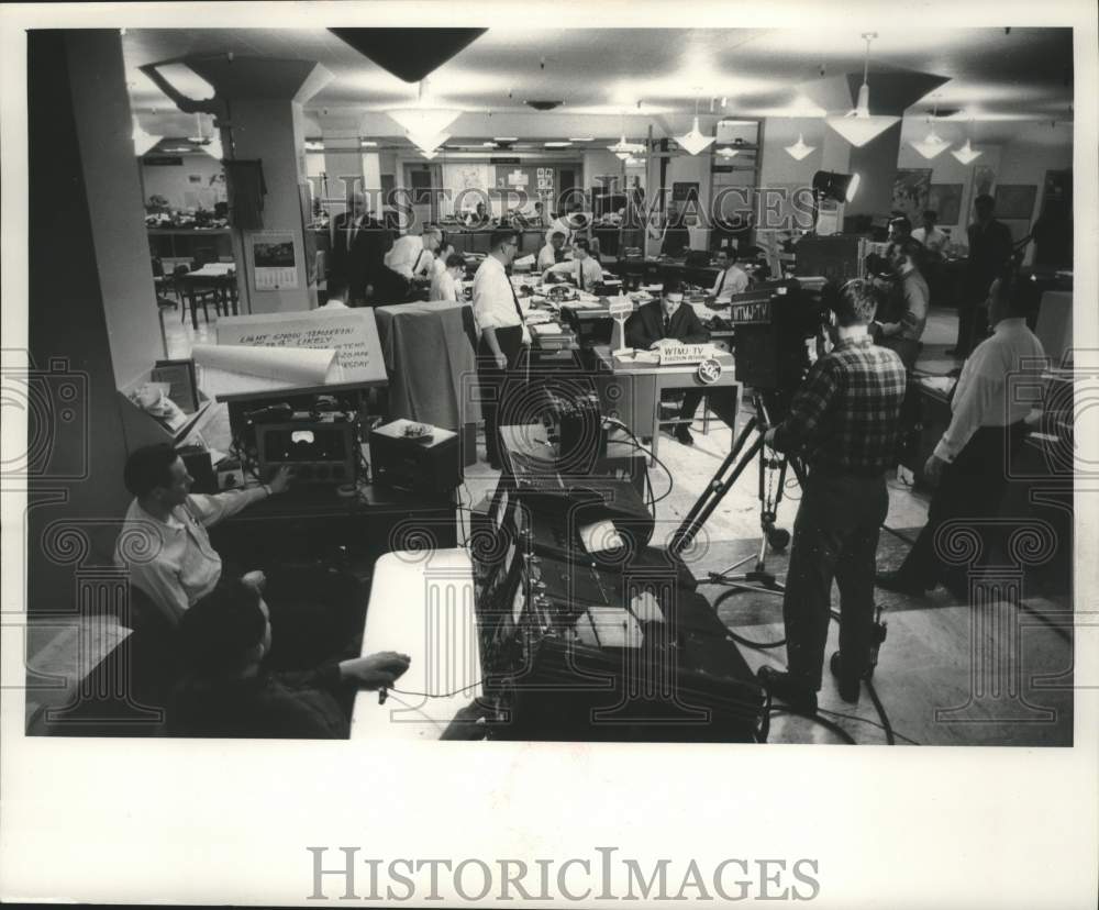 1960 The Milwaukee Journal awaits election results in newsroom-Historic Images