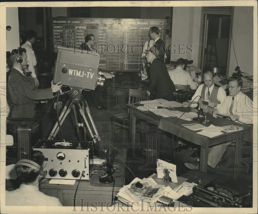 Press Photo The Milwaukee Journal broadcasts elections results - Historic Images