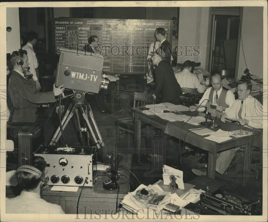 Press Photo The Milwaukee Journal broadcasts elections results - Historic Images