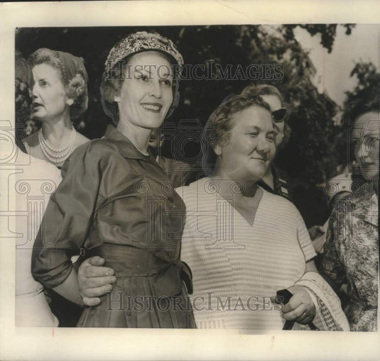 1958 Press Photo Mrs. Nikita Khrushchev and Mrs. Richard Nixon in Washington - Historic Images