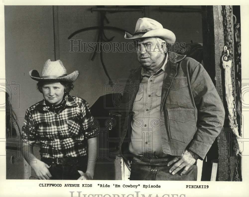 1980 Press Photo Slim Pickens, Cliffwood Avenue Kids &quot;Ride &#39;Em Cowboy&quot; Episode - Historic Images