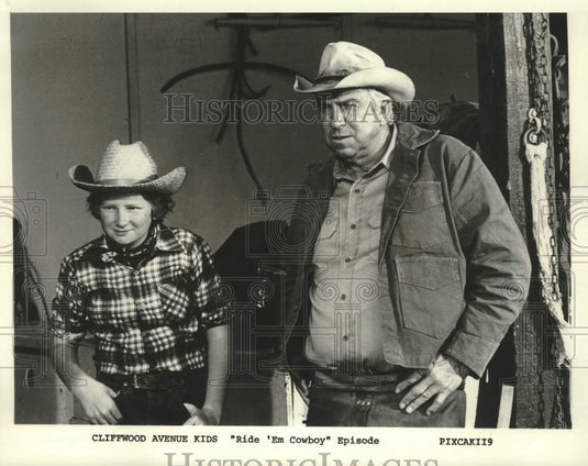 1980 Press Photo Slim Pickens, Cliffwood Avenue Kids "Ride 'Em Cowboy" Episode - Historic Images