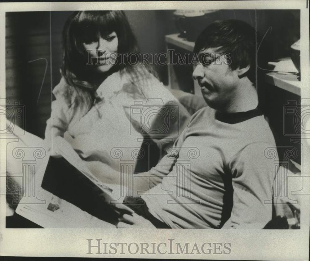 1976 Press Photo Louise Lasser & Greg Mullavey in "Mary, Hartman, Mary Hartman" - Historic Images