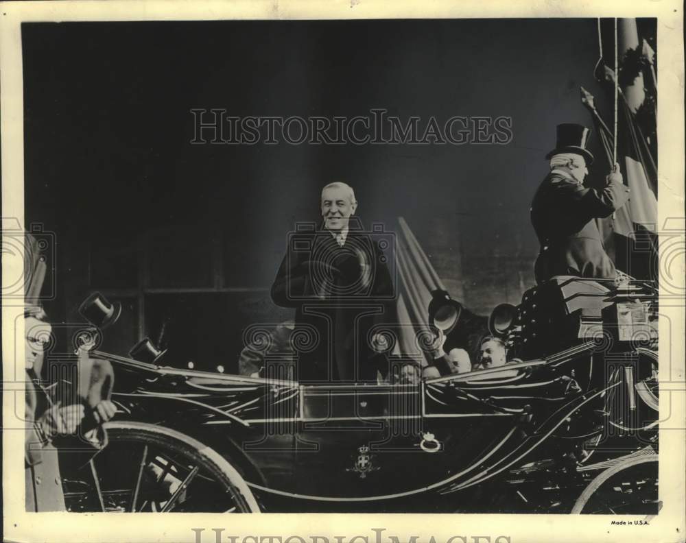 1939 Press Photo President Woodrow Wilson steps into the royal carriage in Rome - Historic Images