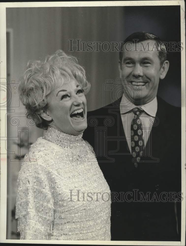1968 Press Photo Comedienne Phyllis Diller with Guest Johnny Carson - Historic Images