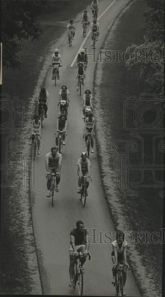 1984 Press Photo Bicycle riders in Uecker&#39;s Ride for the Arts race - Historic Images