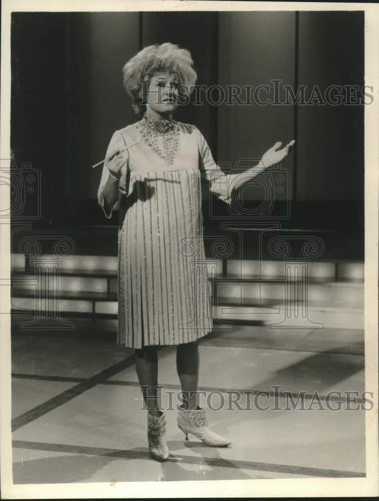 1968 Press Photo Phyllis Diller on stage - Historic Images