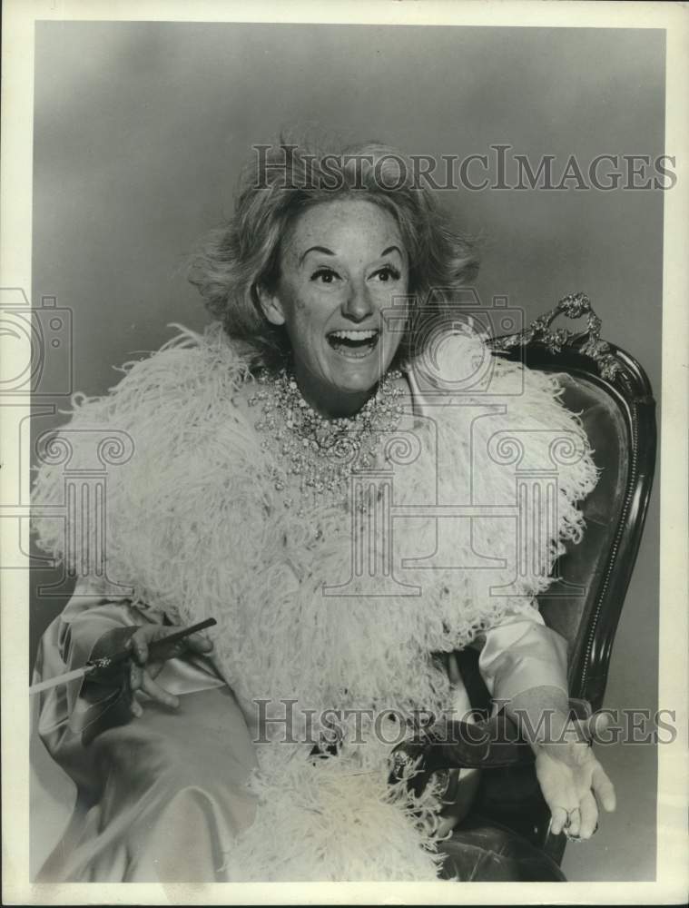 1966 Press Photo Phyllis Diller acts in The Pruitts of Southampton - Historic Images
