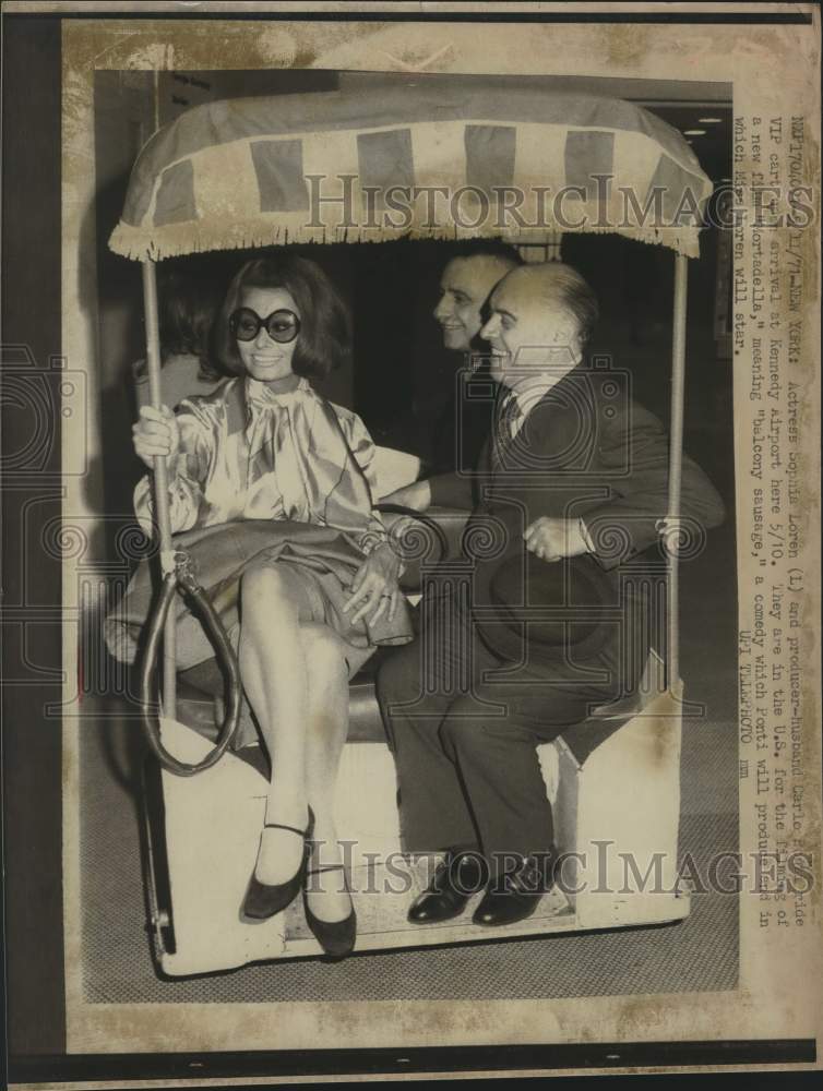 1971 Press Photo Film producer Carlo Ponti &amp; his wife, movie star, Sophia Loren - Historic Images
