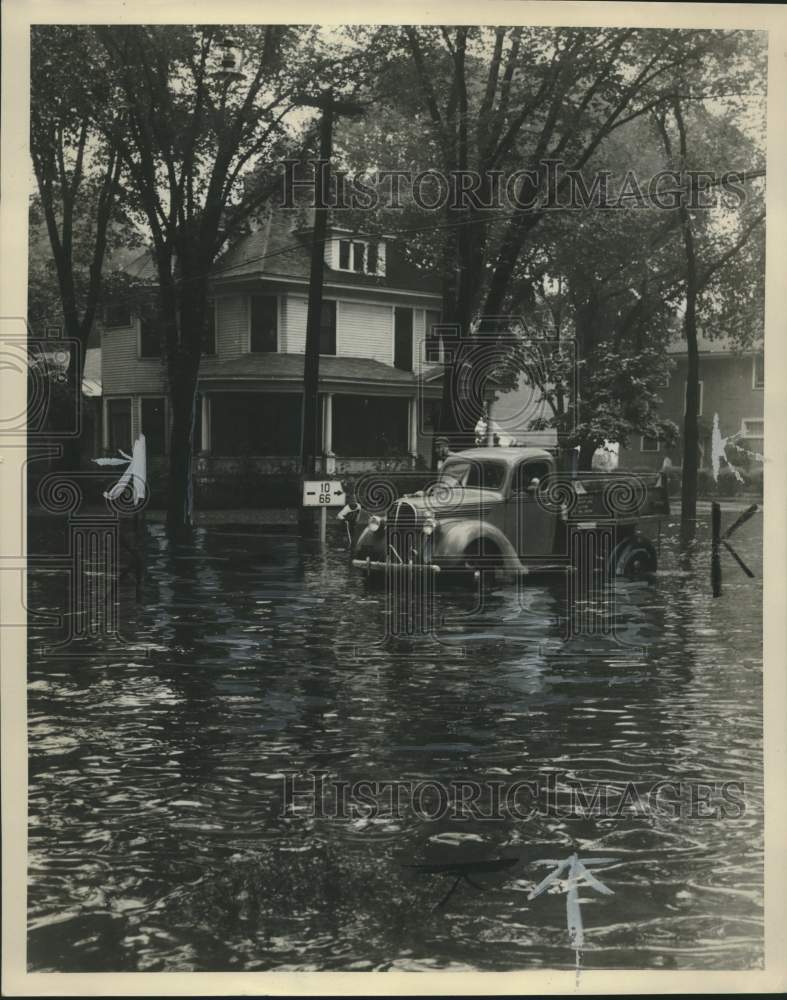 1988 Press Photo Deadly Wisconsin floods said to be worst at Stevens Point. - Historic Images