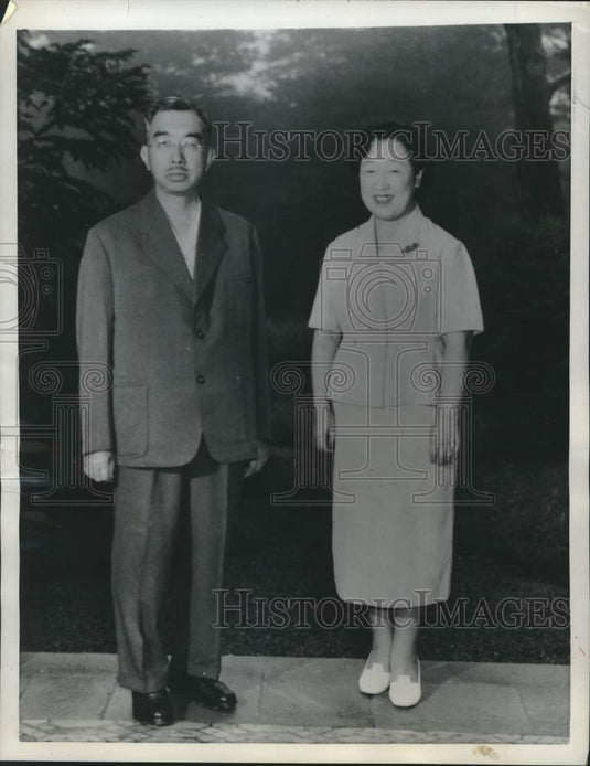 1957 Press Photo Emperor Hirohito & Empress Nagako of Japan in formal attire - Historic Images