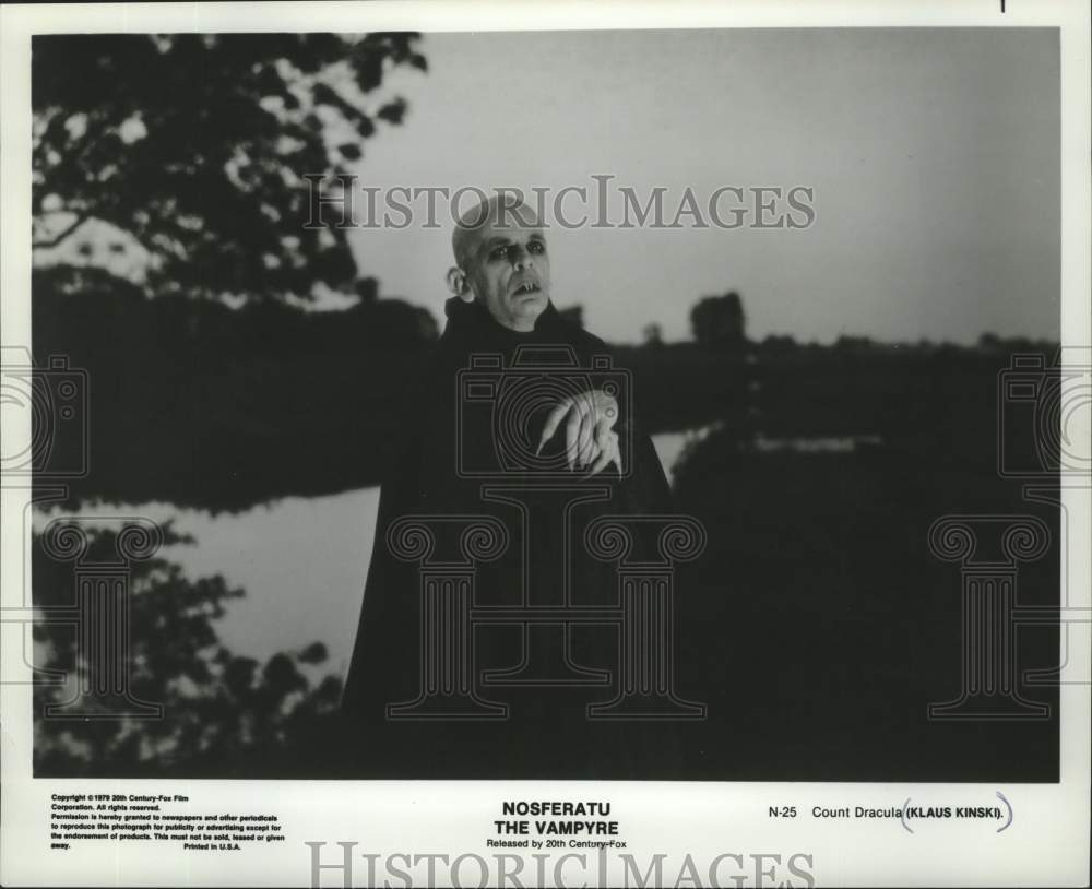 1979 Press Photo Actor Klaus Kinski As Count Dracula In "Nosferatu The Vampyre" - Historic Images