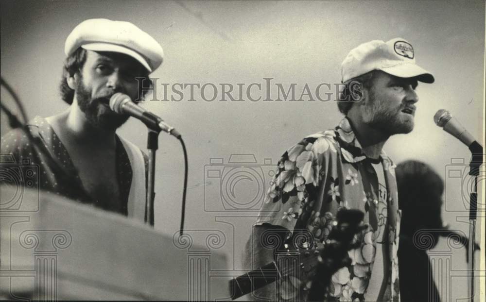 1980 Press Photo Al Jardine &amp; Mike Love of the Beach Boys perform at State Fair - Historic Images