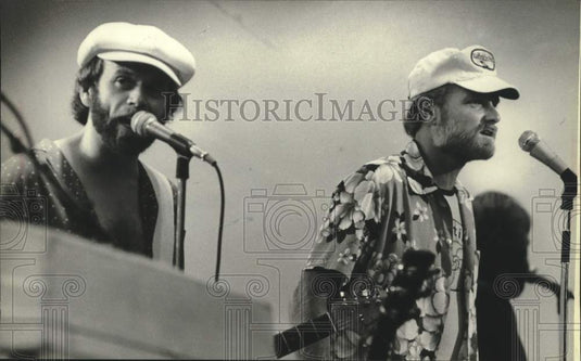 1980 Press Photo Al Jardine & Mike Love of the Beach Boys perform at State Fair - Historic Images