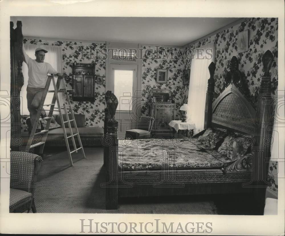 1953 Press Photo Carpenter Redecorating the Bedroom of Theodore Roosevelt - Historic Images