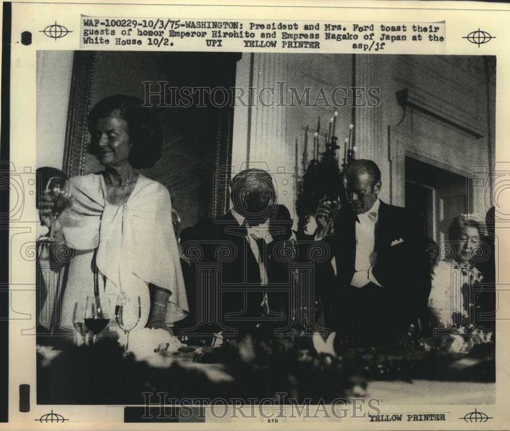 1975 Press Photo President and Mrs. Ford toast Japanese Royalty at White House - Historic Images