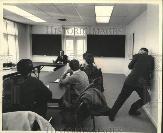 1969 Press Photo Hubert Humphrey & others in a meeting - Historic Images