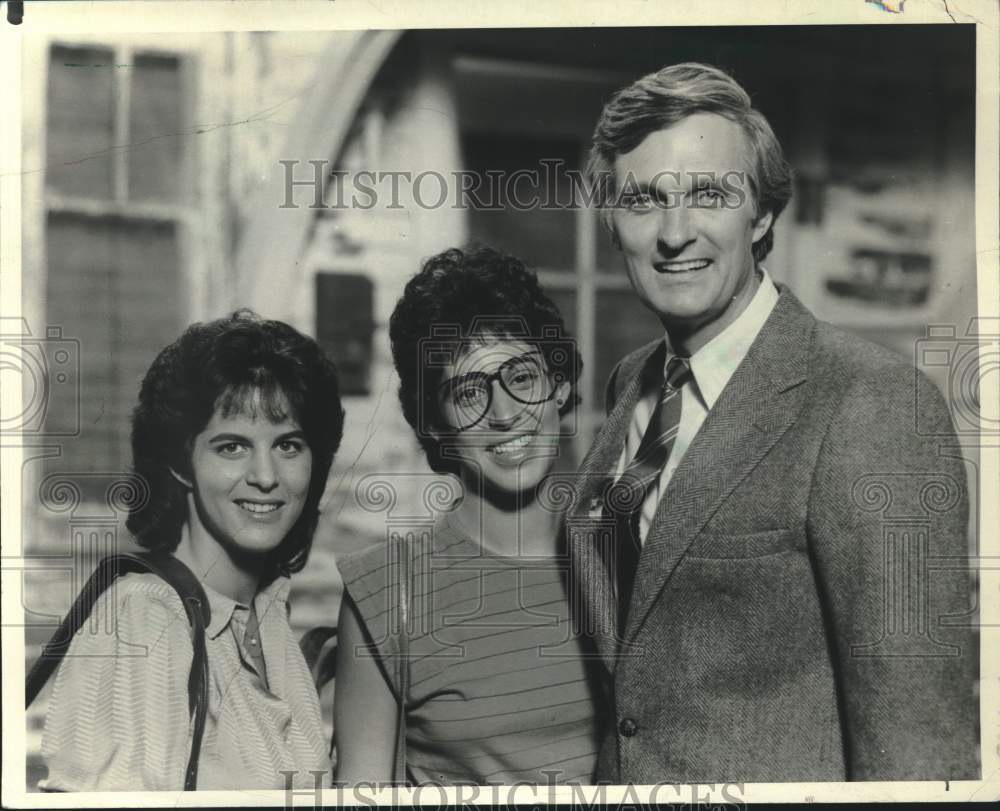 1984 Press Photo Actor Alan Alda with Beatrice Alda &amp; Elizabeth Alda - Historic Images