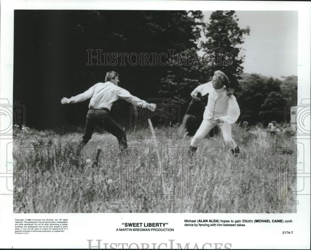 1986 Press Photo Alan Alda &amp; Michael Caine in &quot;Sweet Liberty&quot; - Historic Images