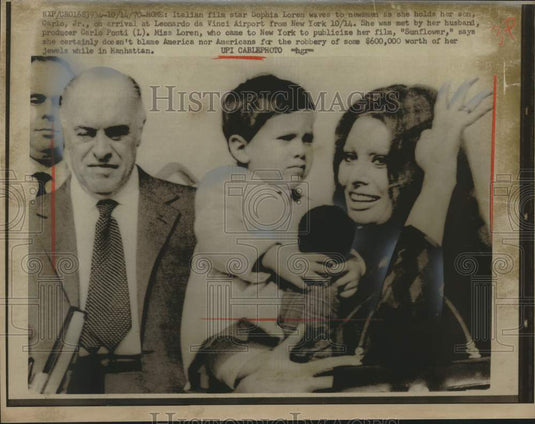 1970 Press Photo Sophia Loren, Carlo, Jr. and Carlo Ponti at airport in Italy. - Historic Images