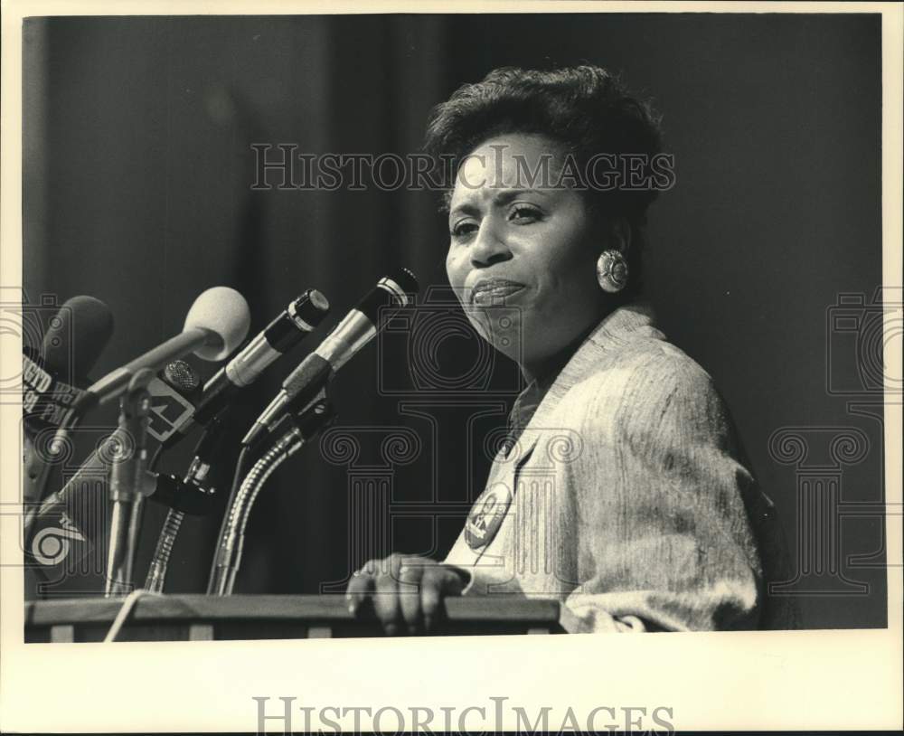 1988 Press Photo Mrs. Jesse Jackson speaks at University of Wisconsin in Kenosha - Historic Images