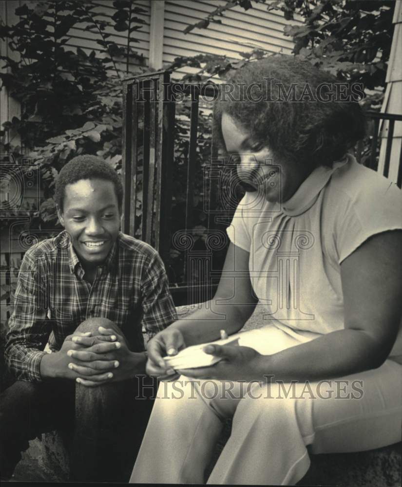 1986 Press Photo Milwaukee's Edward Thomas & mother, Elsie, work on flash cards - Historic Images