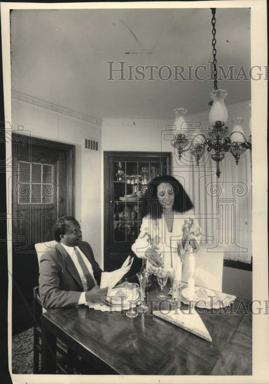 1988 Press Photo Walter C. & Paula Farrell focus on social issues, Milwaukee - Historic Images