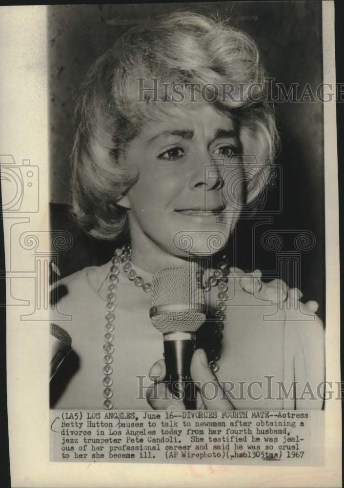 1967 Press Photo Film star Betty Hutton talks to press after getting divorce - Historic Images