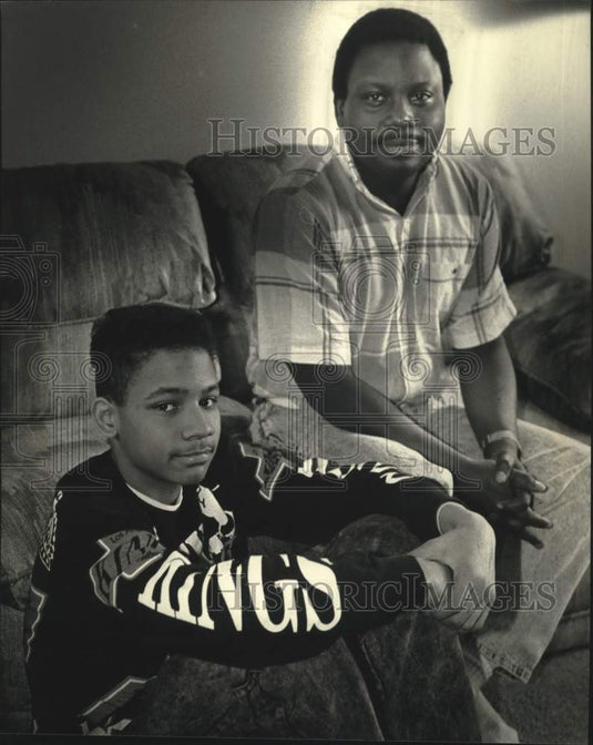 1991 Press Photo Beaudrae Mitcham and his father in their Sussex Home - Historic Images