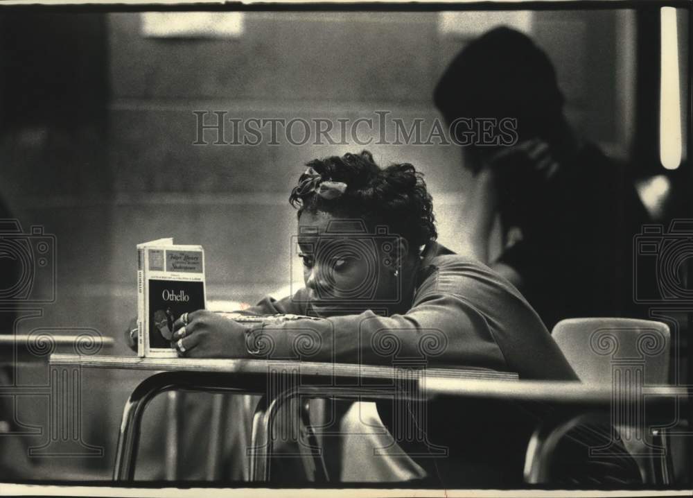 1990 Press Photo Michelle Jackson at North Division High School, Milwaukee - Historic Images