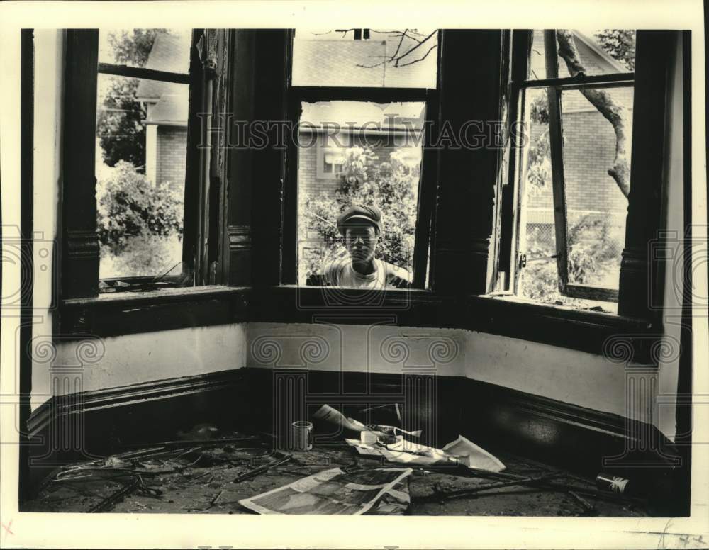 1980 Press Photo A man looking through window of a abandoned house, Milwaukee - Historic Images