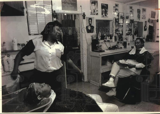 1994 Press Photo Barba Henderson owner of Barbie's Hair in Lexington Mississippi - Historic Images