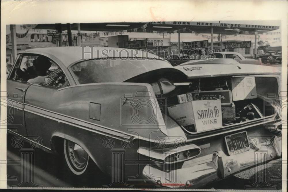 1965 Press Photo Car with load of loot in the trunk and seats in Los Angeles - Historic Images