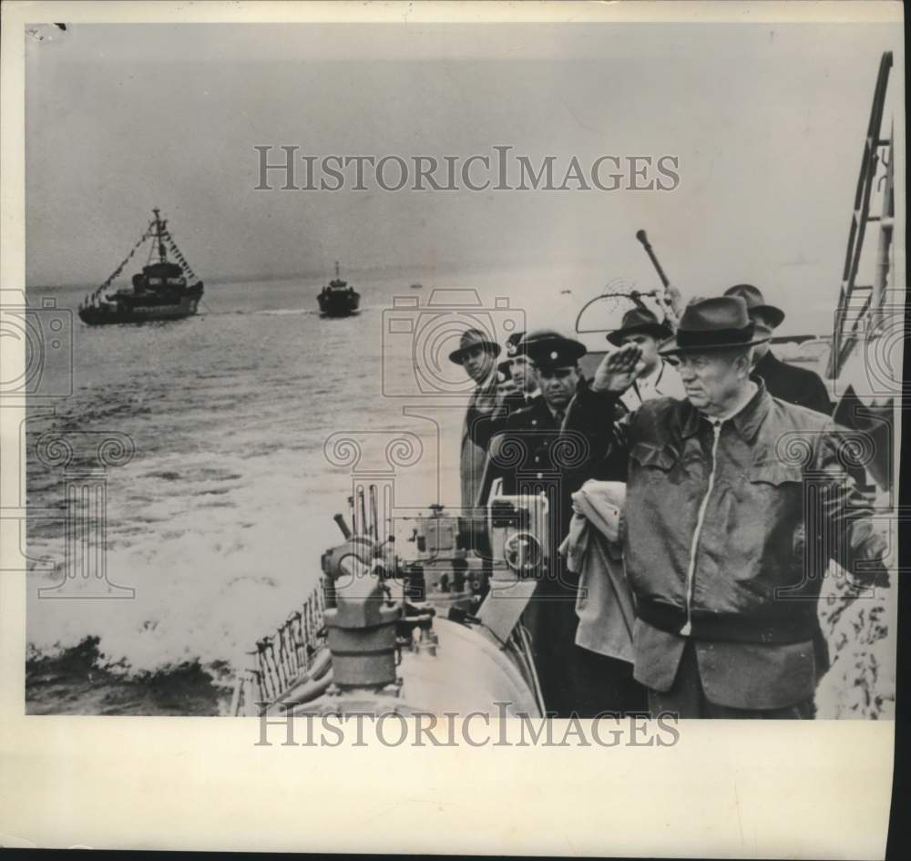 1960 Press Photo Soviet Premier Khrushchev and others in Caspian Sea, Baku - Historic Images