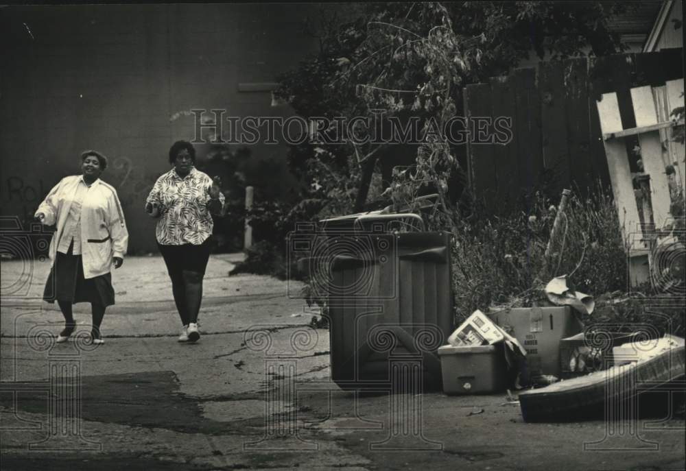 1989 Press Photo Condition of alley behind Gloria Holley home in Milwaukee. - Historic Images