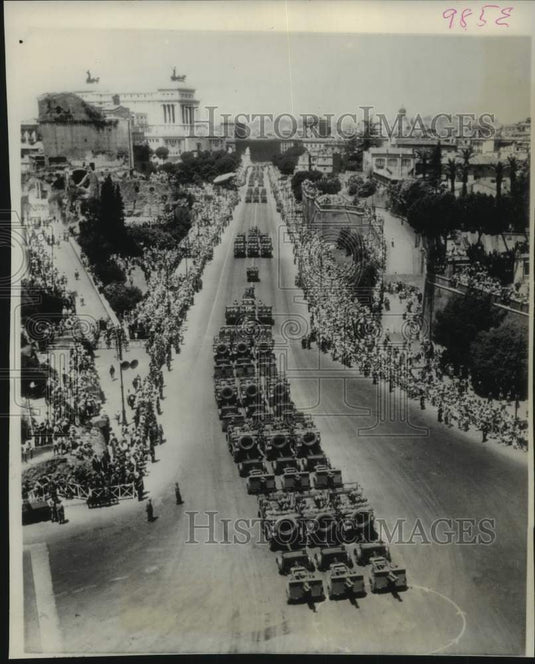 1952 Press Photo Italian armor on Rome's Avenue of Imperial Forums in Italy. - Historic Images