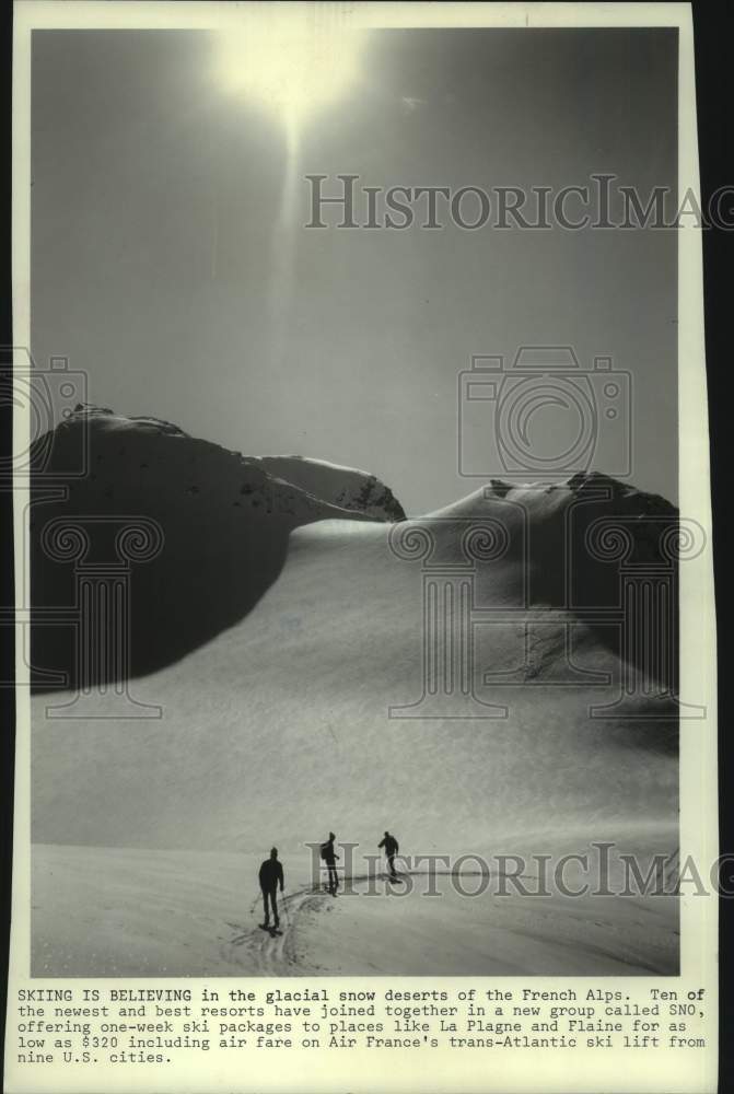 1981 Press Photo Skiers on winter vacation in the French Alps - Historic Images