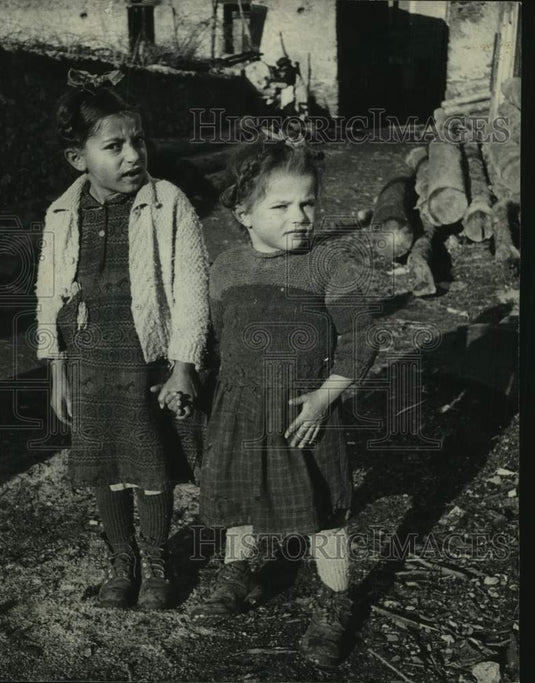 1948 French and Italian children play together at the border - Historic Images