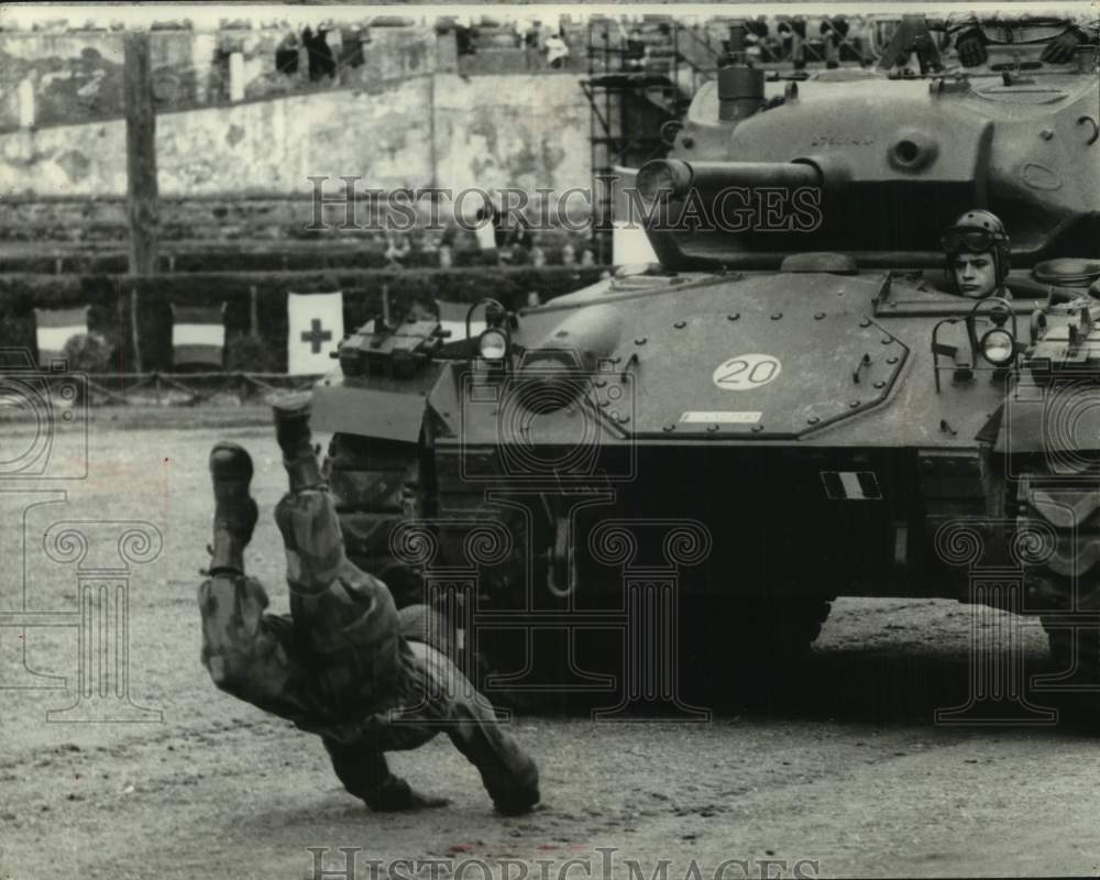 1965 Press Photo Italian army&#39;s Bersaglieri demonstrates tank killing tactics - Historic Images