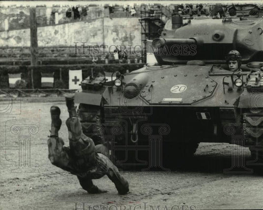 1965 Press Photo Italian army's Bersaglieri demonstrates tank killing tactics - Historic Images