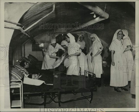1936 Press Photo Paris citizens get a demonstration of effects of bombardment - Historic Images